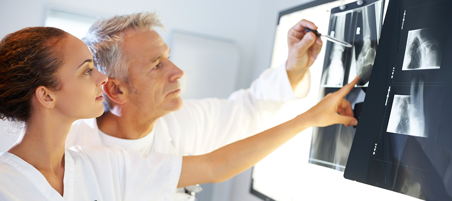 doctors-watching-xray